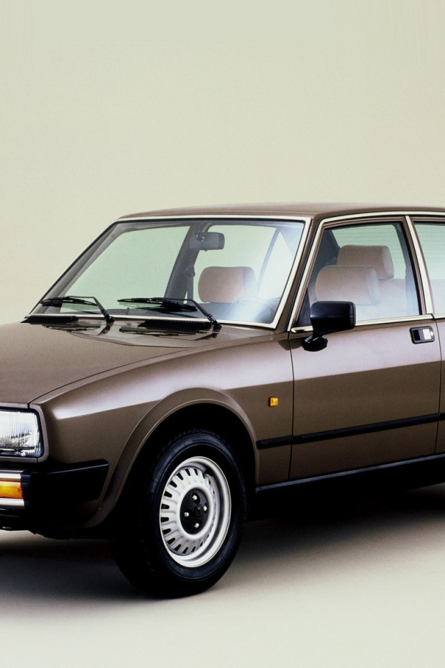 Автомобиль Alfa Romeo alfetta на дороге