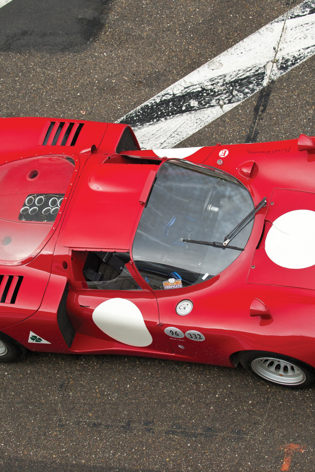 Автомобиль Alfa Romeo 33 на дороге