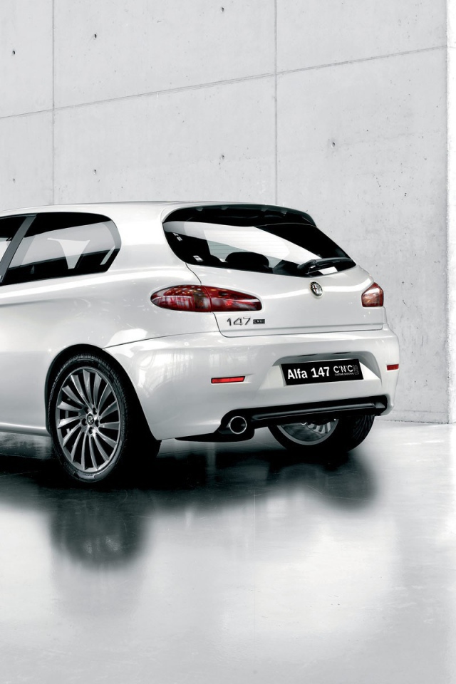 Альфа Ромэо у белой стены
