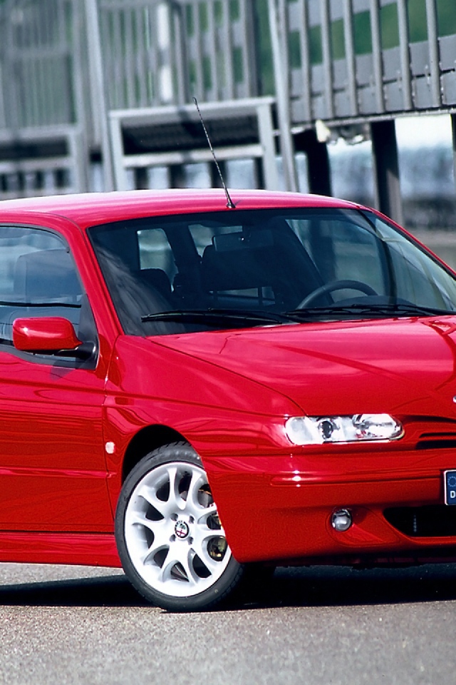 Красивый автомобиль Alfa Romeo 145