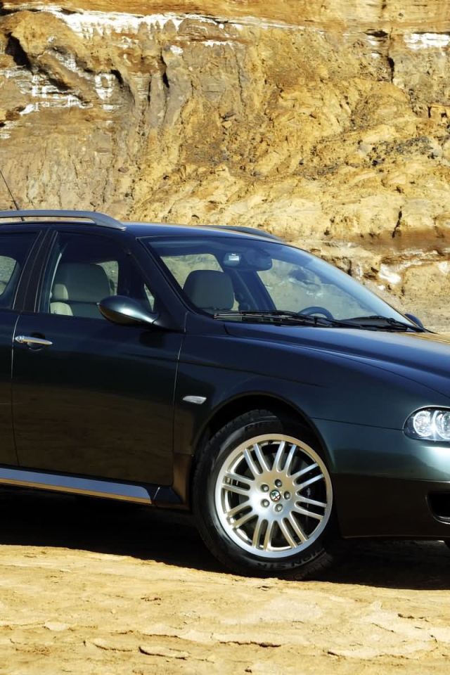 Красивый автомобиль Alfa Romeo 156 в Москве