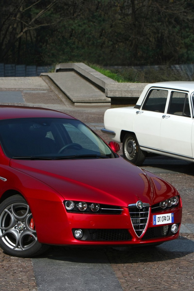 Красивый автомобиль Alfa Romeo 159 в Москве