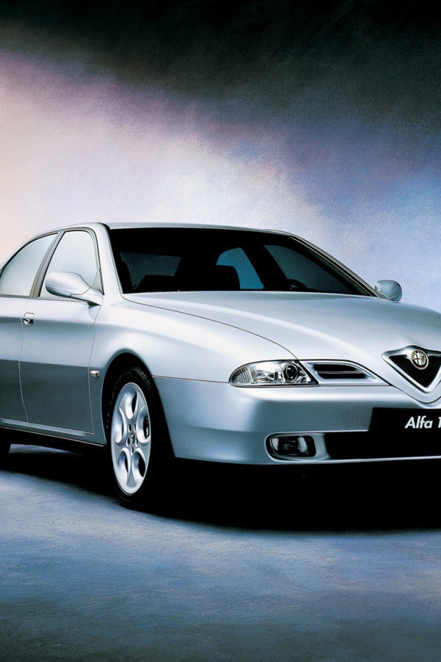 Красивый автомобиль Alfa Romeo 166