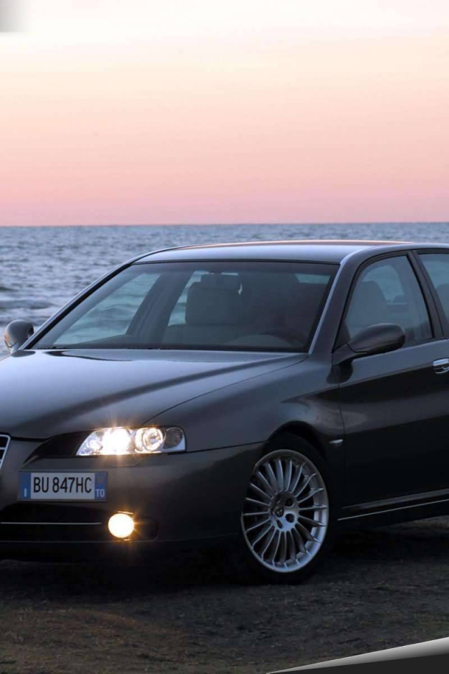 Красивый автомобиль Alfa Romeo 166 в Москве