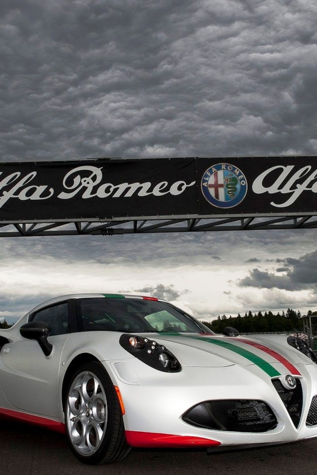 Красивый автомобиль Alfa Romeo 4c