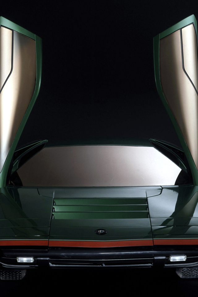 Красивый автомобиль Alfa Romeo carabo