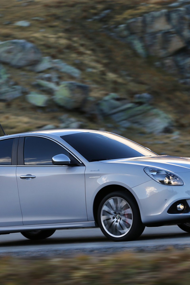 Красивый автомобиль Alfa Romeo giulietta 2014