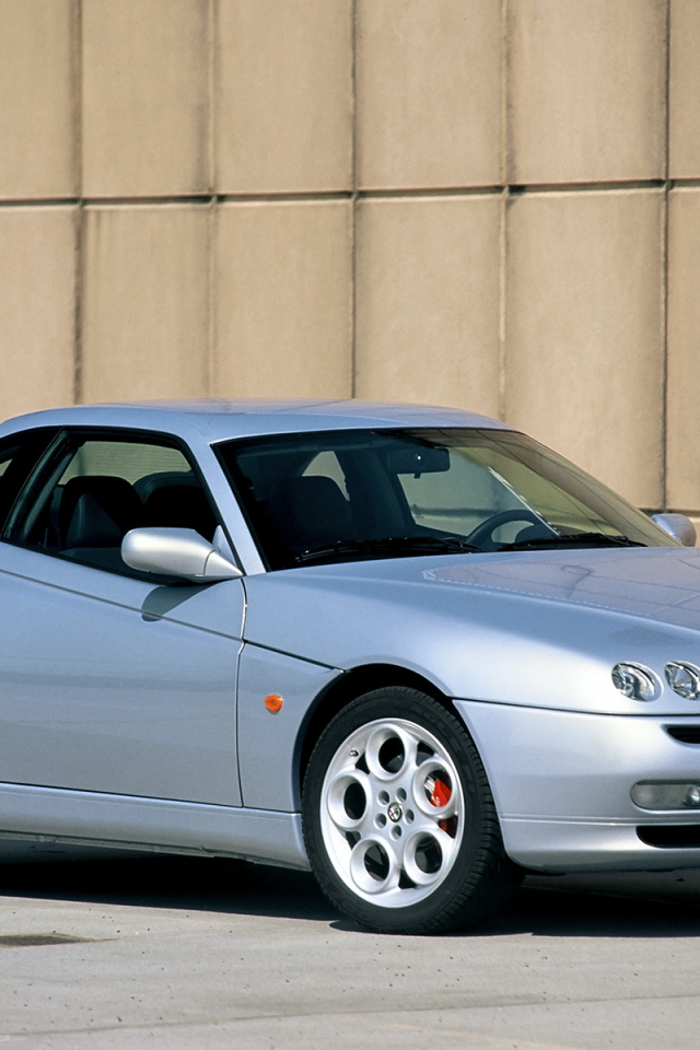 Красивый автомобиль Alfa Romeo gtv в Москве