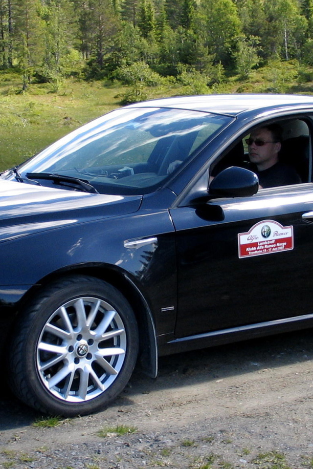 Черная Alfa Romeo 159