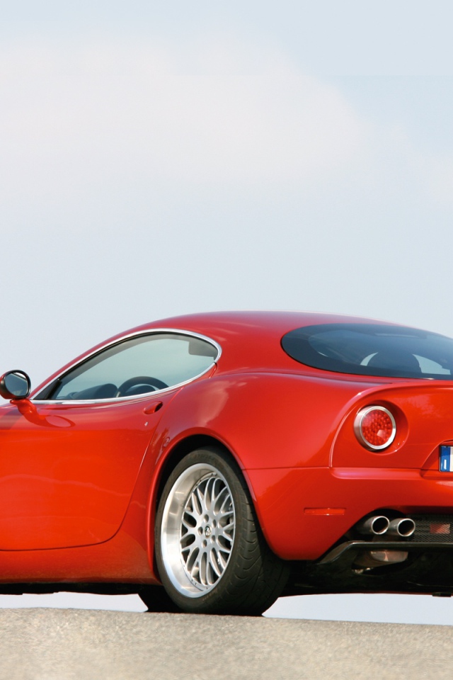 Автомобиль Alfa Romeo 8c competizione на дороге