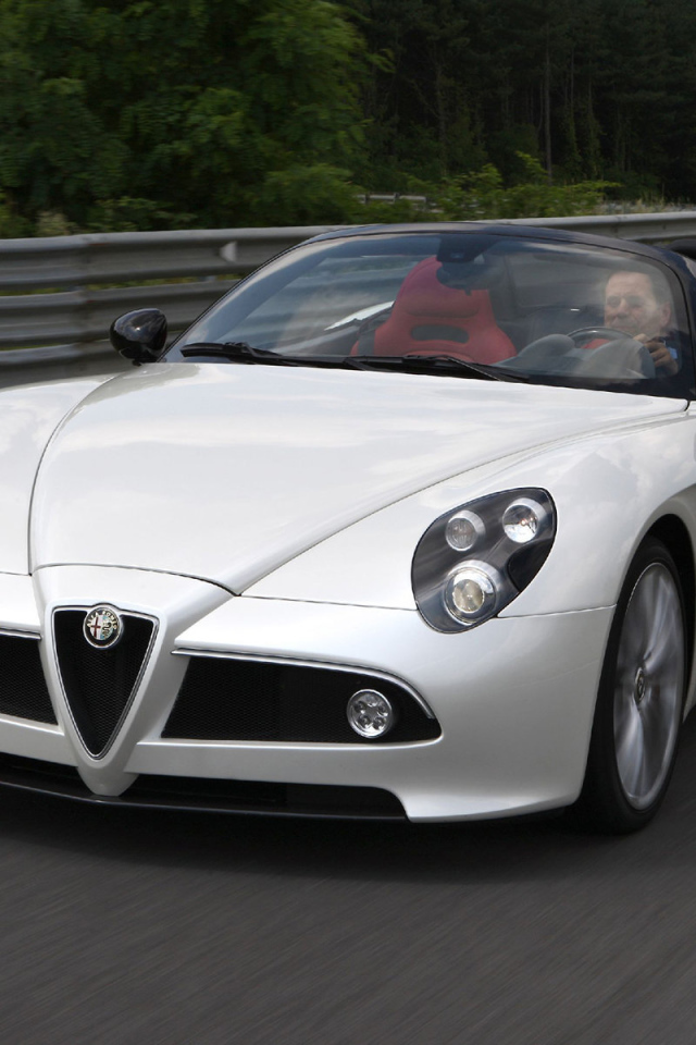 Автомобиль Alfa Romeo 8c spider на дороге