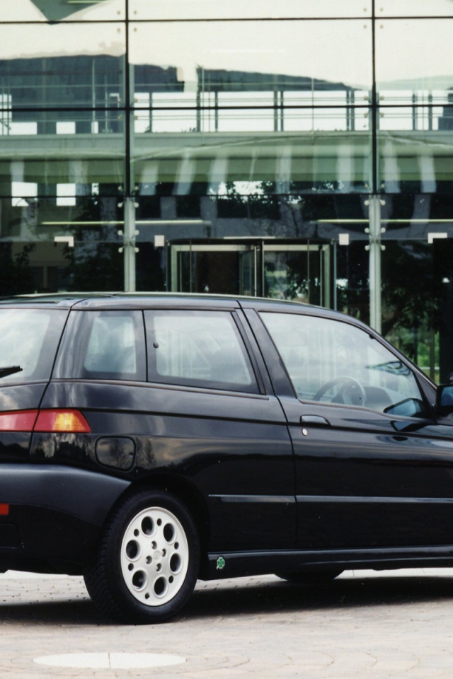 Автомобиль марки Alfa Romeo модели 145