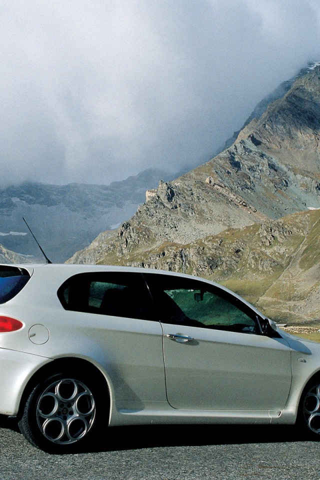 Автомобиль марки Alfa Romeo модели 147