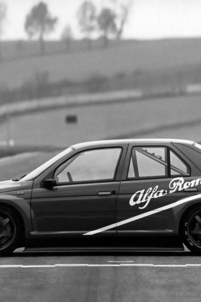 Автомобиль марки Alfa Romeo модели 155