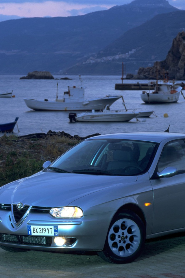 Автомобиль марки Alfa Romeo модели 156