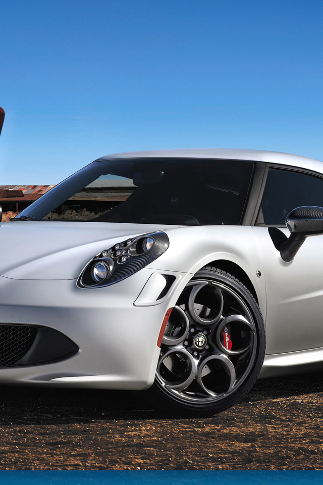 Автомобиль марки Alfa Romeo модели 4c