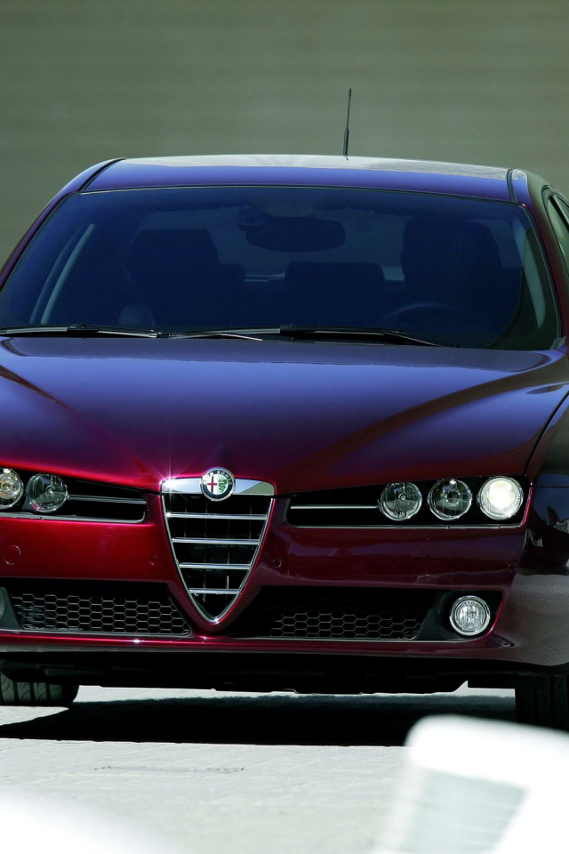 Вишневая Alfa Romeo 159