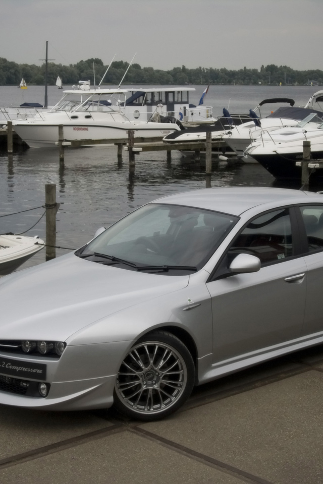 Серебристая Alfa Romeo 159