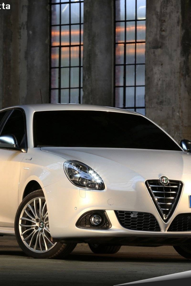 Автомобиль Alfa Romeo giulietta 2014 на дороге