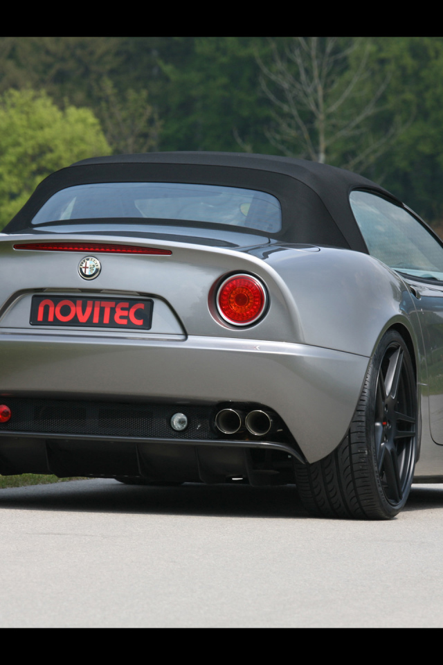 Автомобиль марки Alfa Romeo модели 8c spider