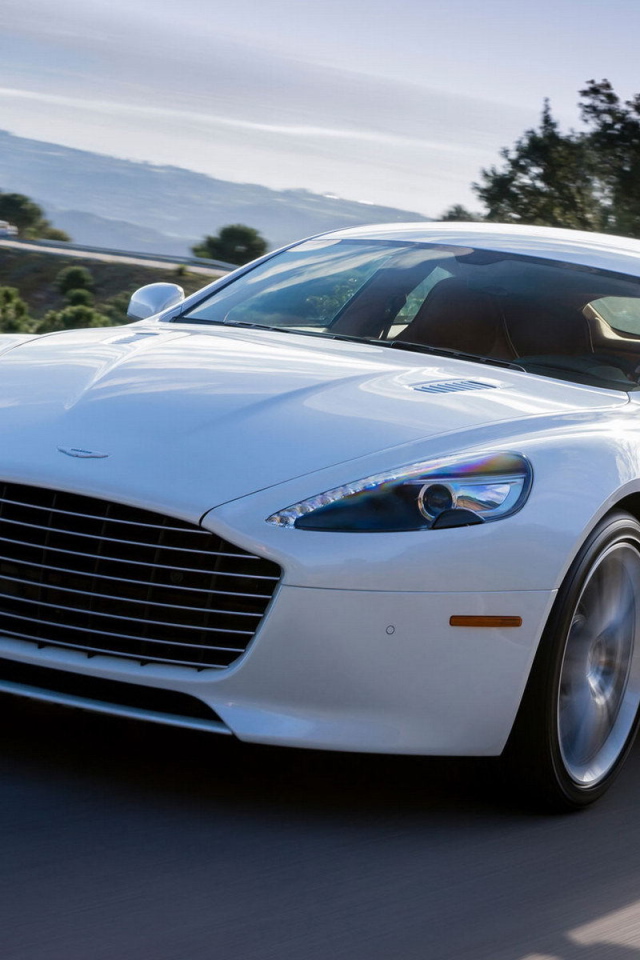 Автомобиль Aston Martin 2014 на дороге