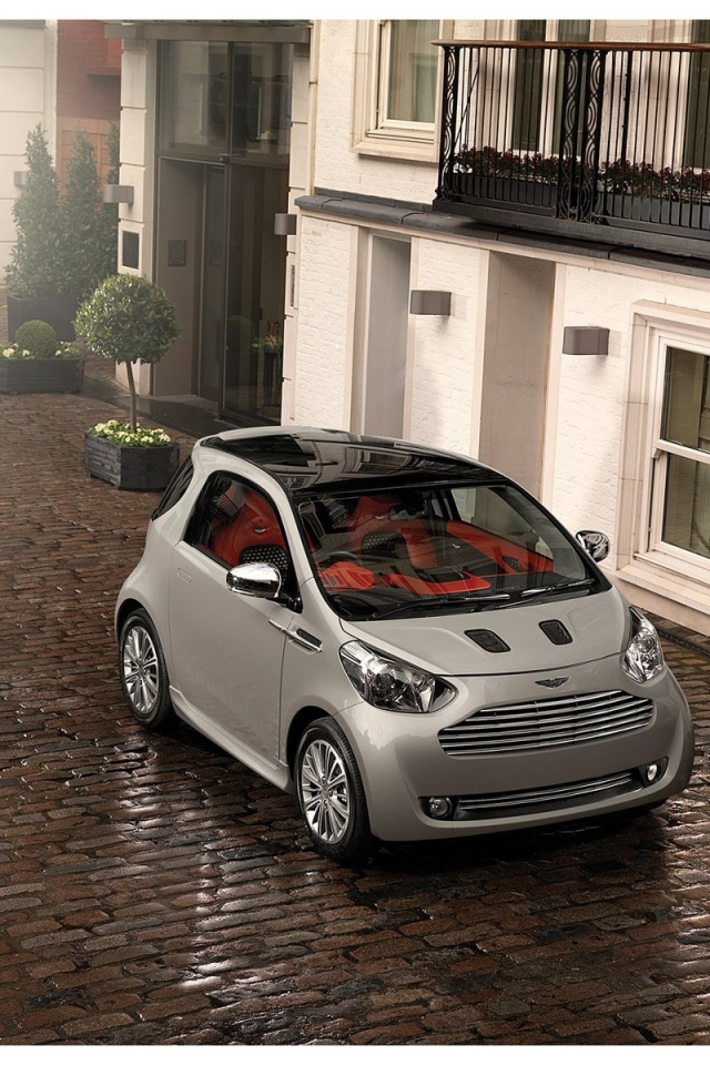 Автомобиль Aston Martin cygnet на дороге