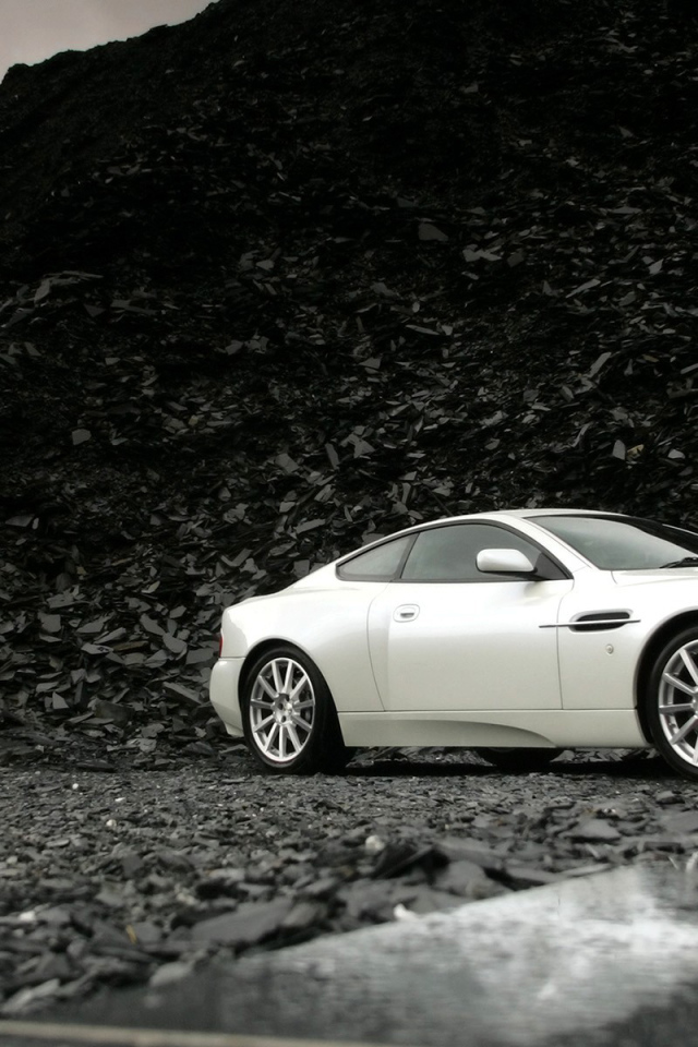 Автомобиль Aston Martin dbs на дороге