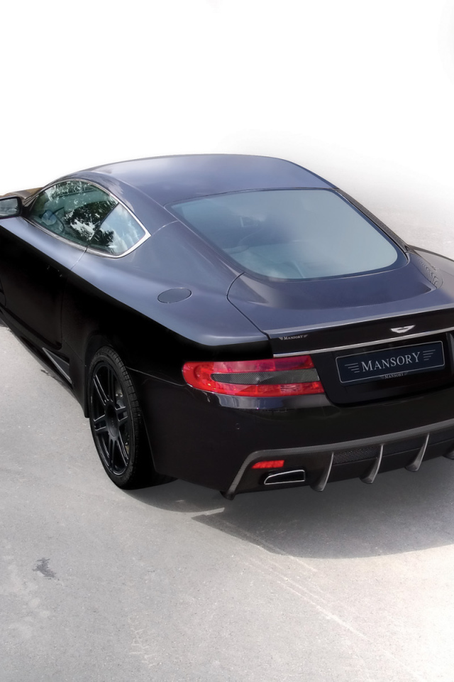 Автомобиль Aston Martin mansory на дороге