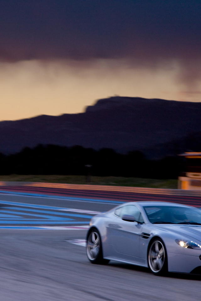 Автомобиль Aston Martin v12 на дороге