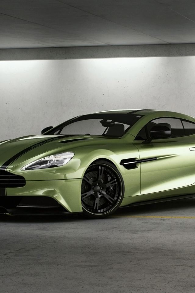 Автомобиль Aston Martin vanquish на дороге