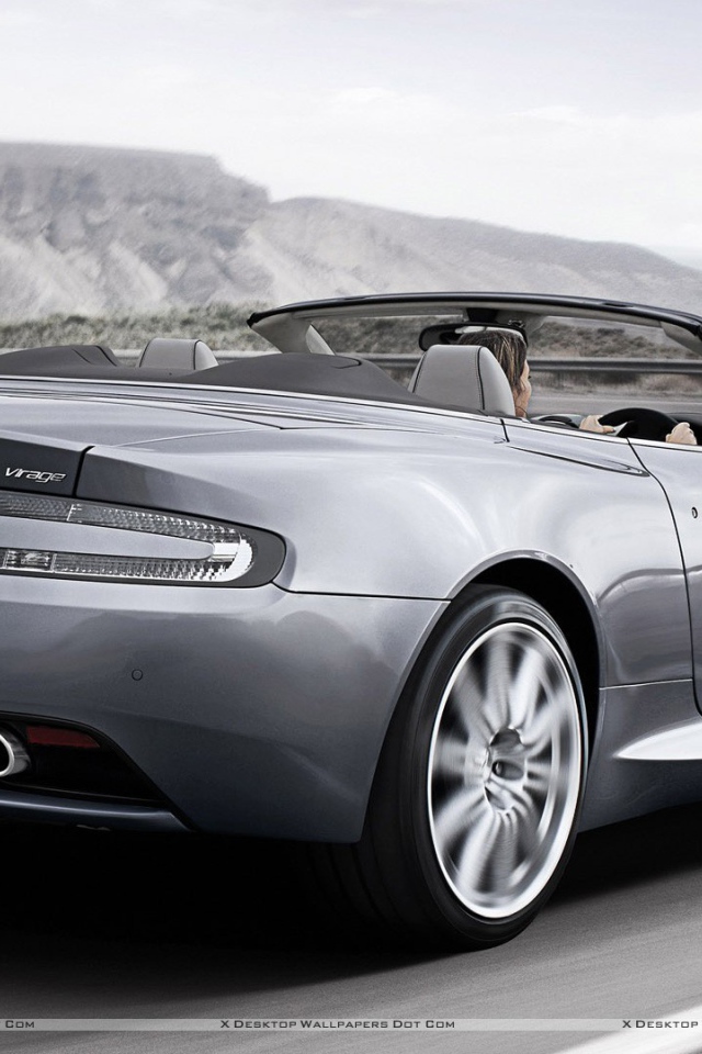 Автомобиль Aston Martin virage на дороге