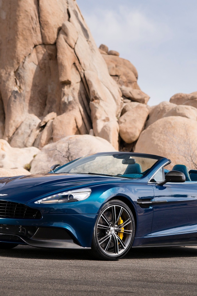 Автомобиль Aston Martin volante на дороге