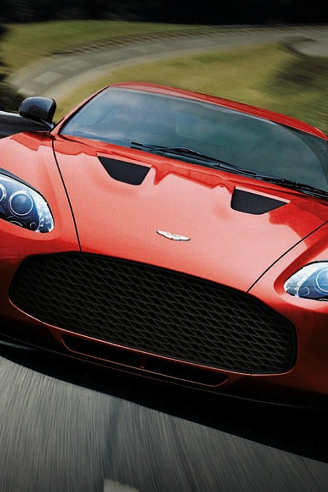 Автомобиль Aston Martin zagato на дороге