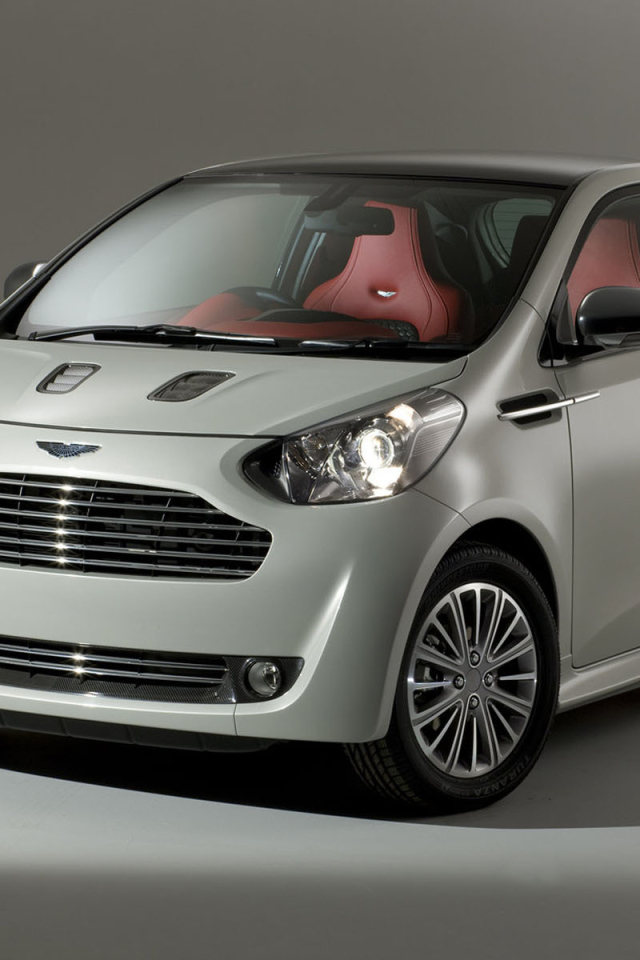 Красивый автомобиль Aston Martin cygnet