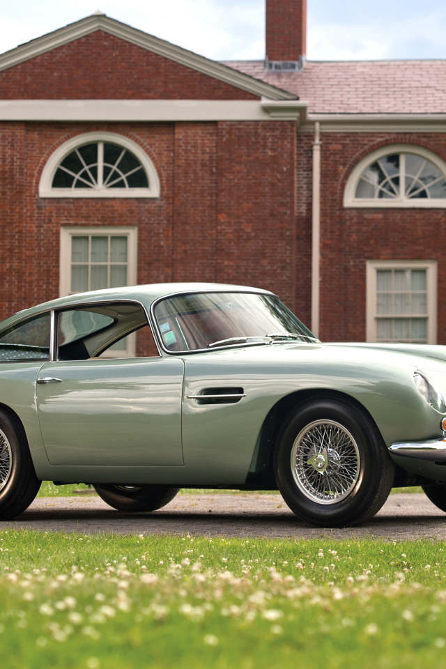 Красивый автомобиль Aston Martin db4