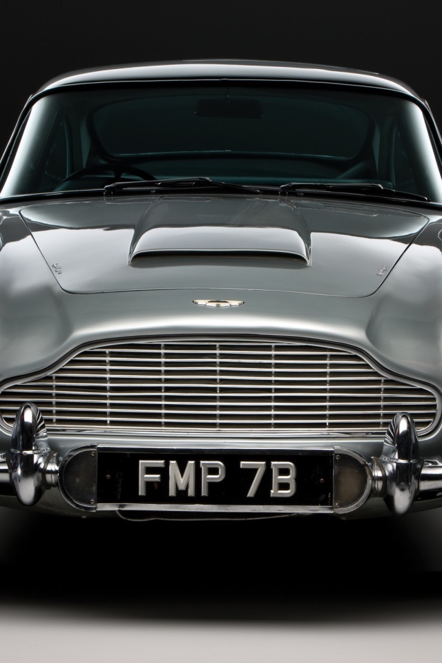 Красивый автомобиль Aston Martin db5