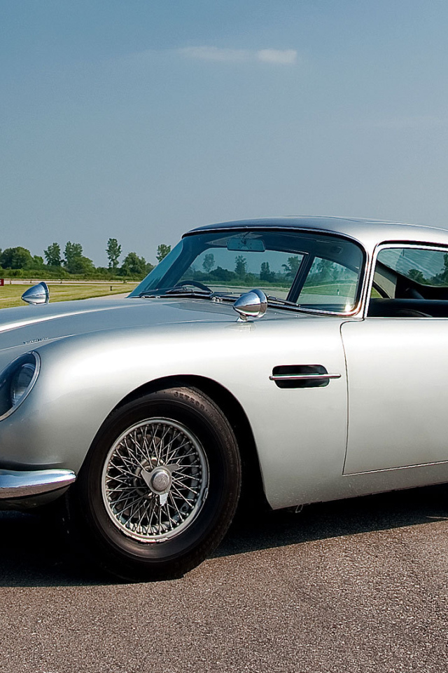 Красивый автомобиль Aston Martin db5 в Москве