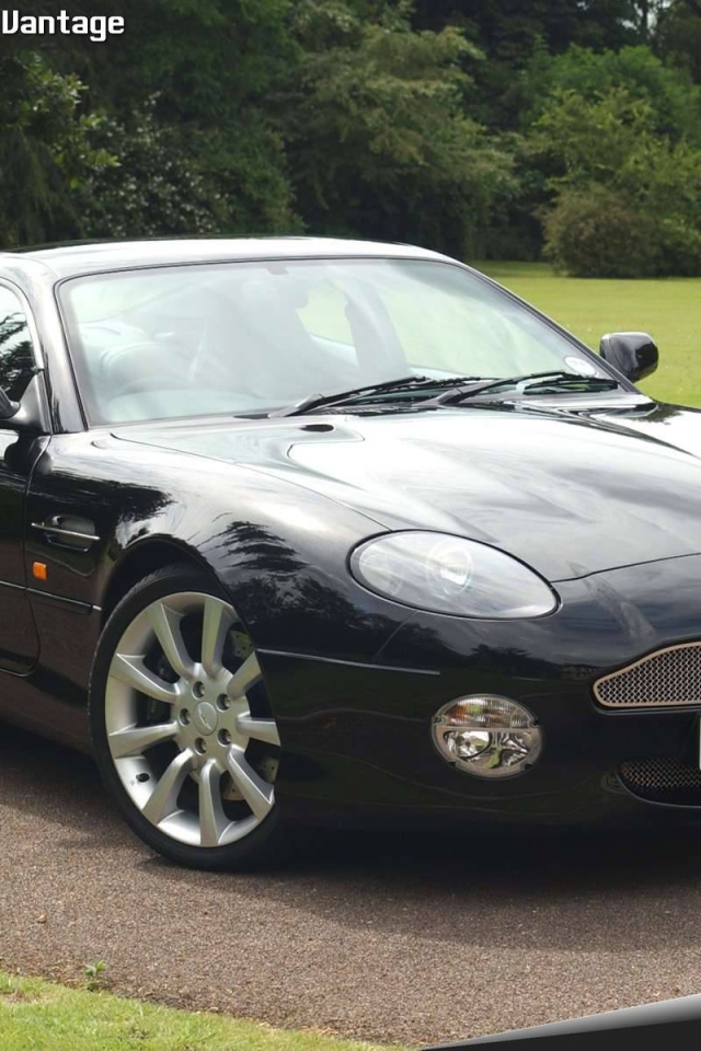 Красивый автомобиль Aston Martin db7 в Москве