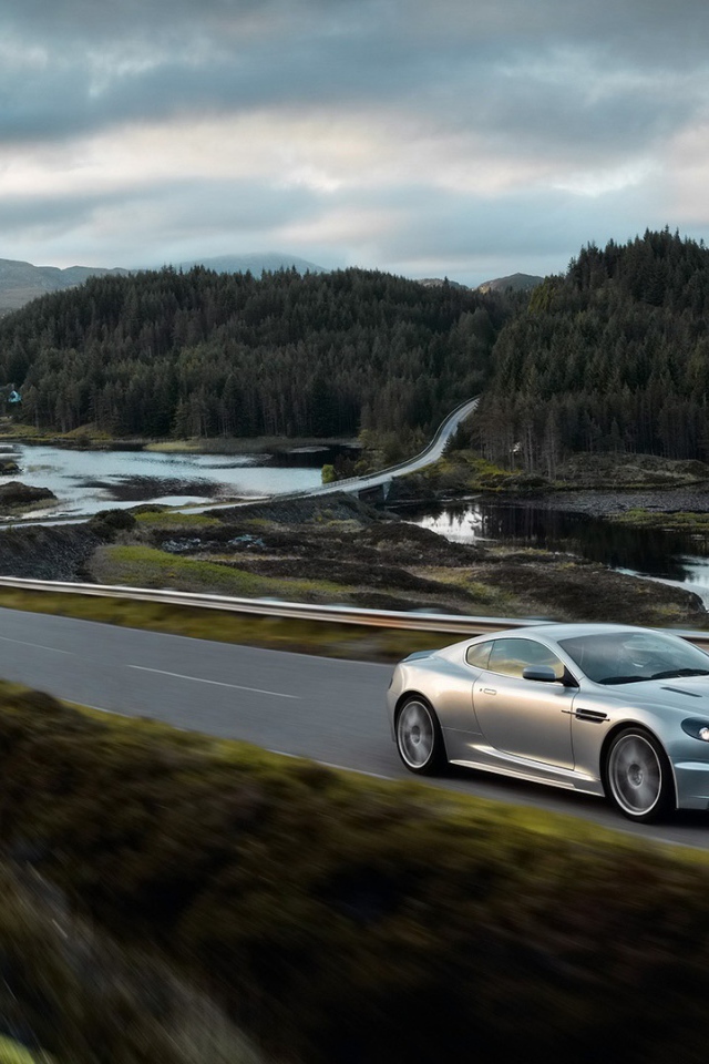 Красивый автомобиль Aston Martin dbs