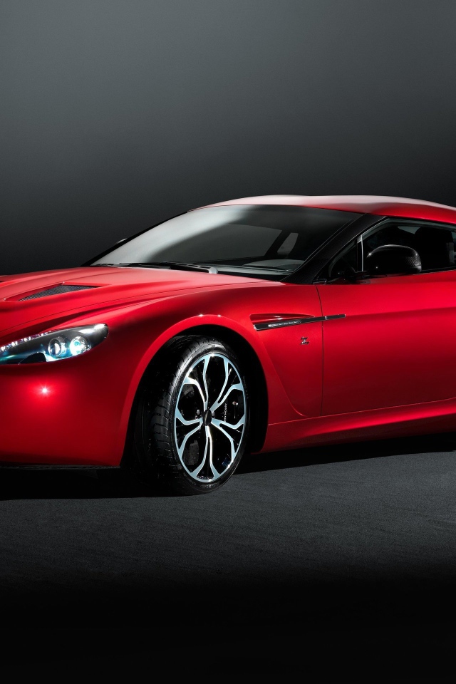 Красивый автомобиль Aston Martin 2013 в Москве