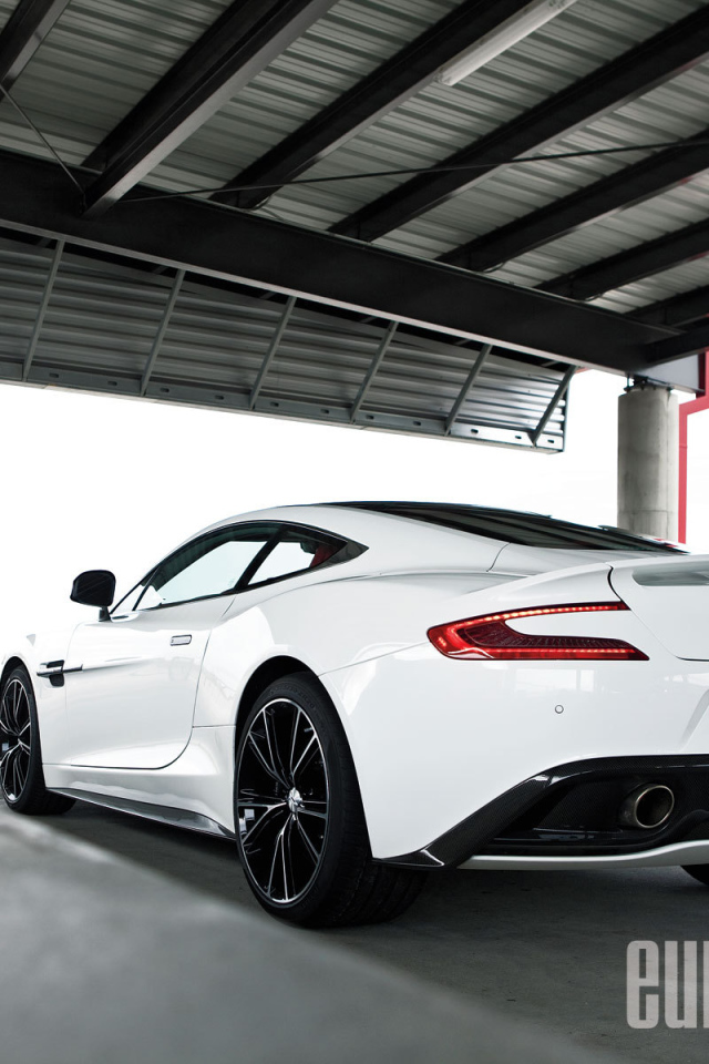 Красивый автомобиль Aston Martin 2014