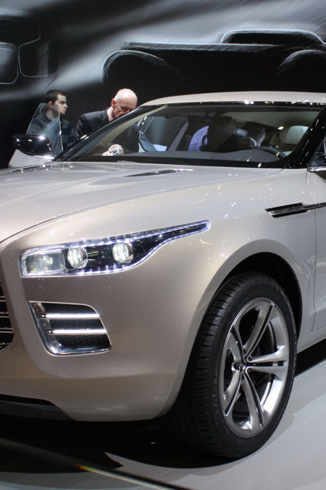 Красивый автомобиль Aston Martin lagonda