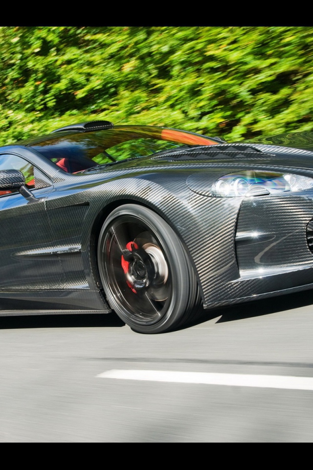 Красивый автомобиль Aston Martin mansory