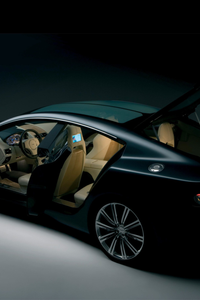 Красивый автомобиль Aston Martin rapide в Москве