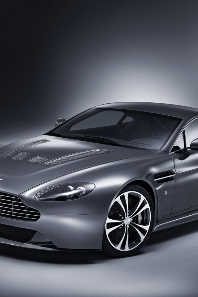 Красивый автомобиль Aston Martin top gear