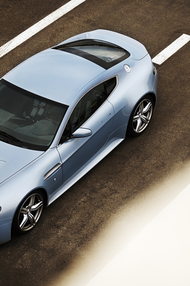 Красивый автомобиль Aston Martin top gear в Москве