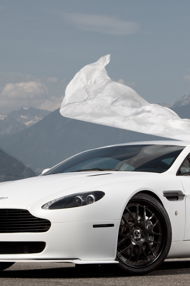 Красивый автомобиль Aston Martin v8 vantage