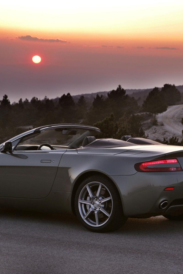 Красивый автомобиль Aston Martin v8 vantage в Москве