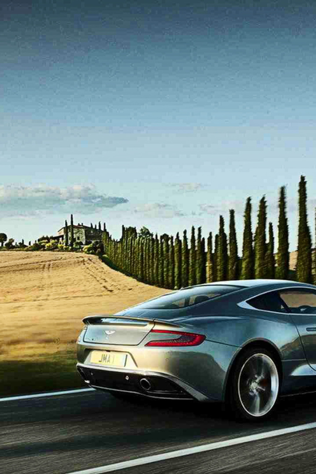 Красивый автомобиль Aston Martin vanquish в Москве