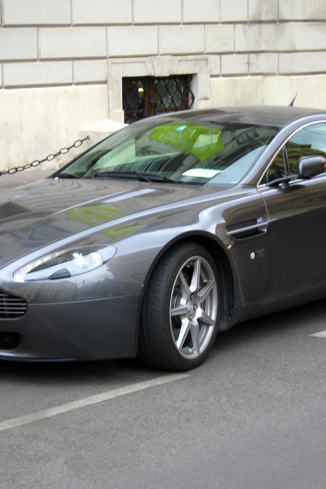 Автомобиль Aston Martin aspire на дороге